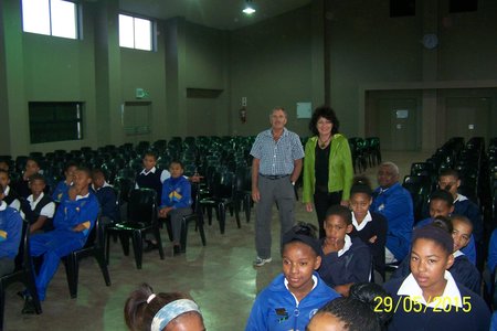 Raadslede Riana de Coning en David Botha tydens â€˜n beroepsvoorligtingsessie aan Gansbaai PrimÃªr se Gr 7-leerders